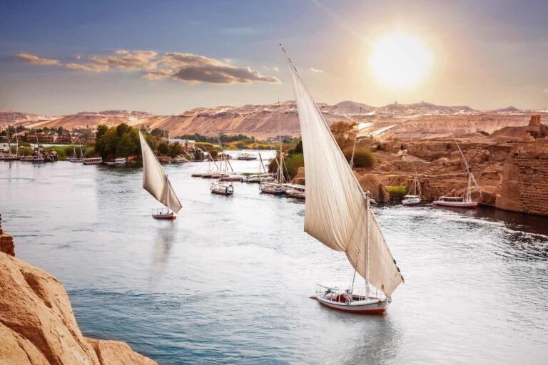 Aswan_traditional-Nile-sailboats