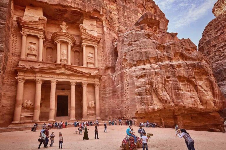 Petra_Tourists-at-Treasury-of-Petra