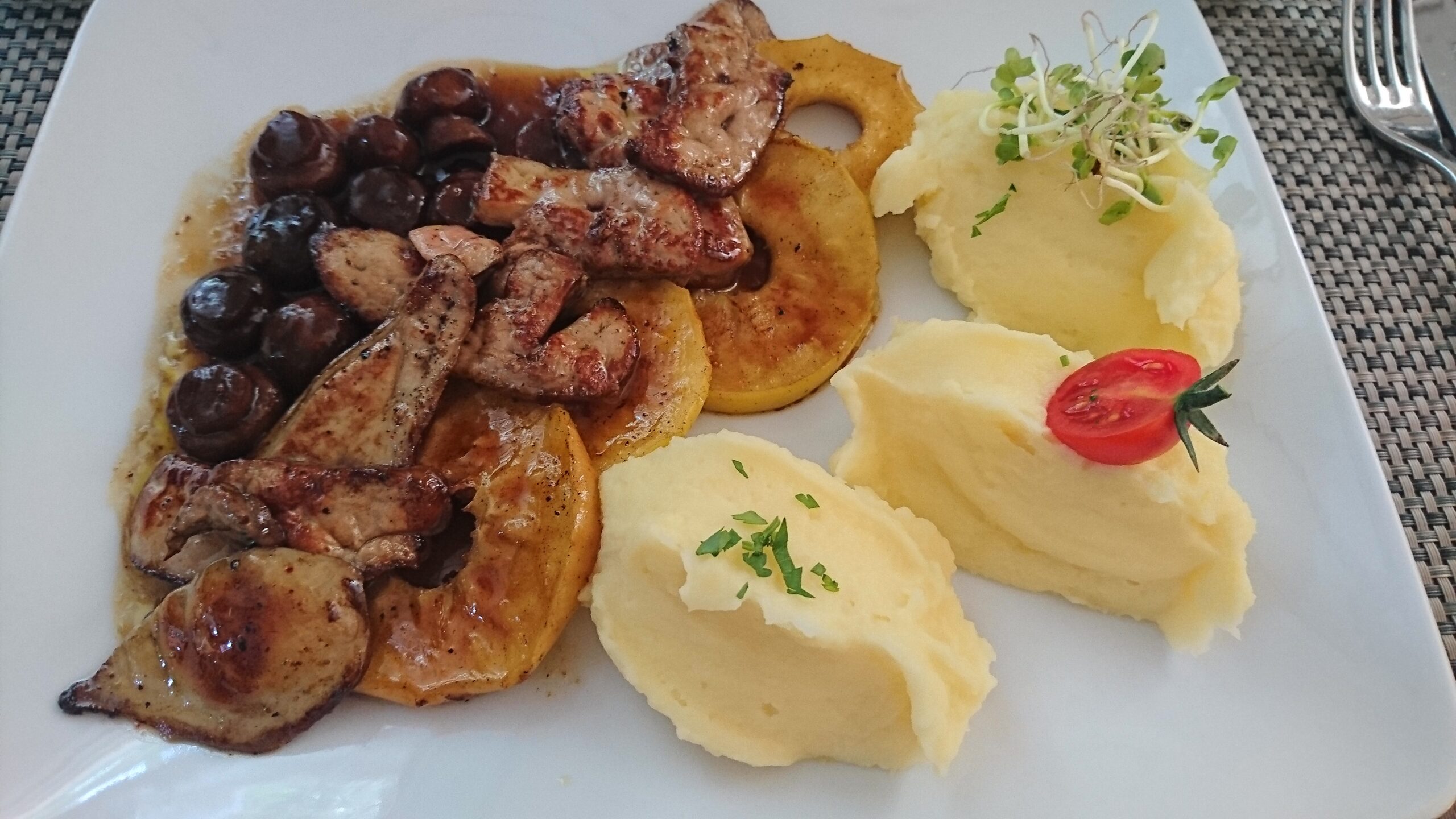 Duck liver with mashed potatoes and baked apples